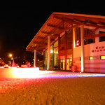 Mise en "lumière" d'un bar de neige sur l'esplanade pour une soirée de gala.