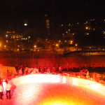 Apéritif autour d'un bar de neige sur l'esplanade pour une soirée de gala.