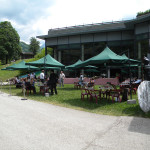 Buffet campagnard et terrasse devant le Solaret.