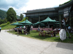 Buffet campagnard et terrasse devant le Solaret.